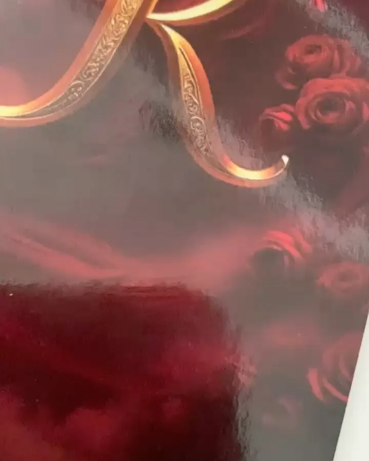 Verso do baralho vermelho com a letra K em dourado, do Oraculando com Kakau
