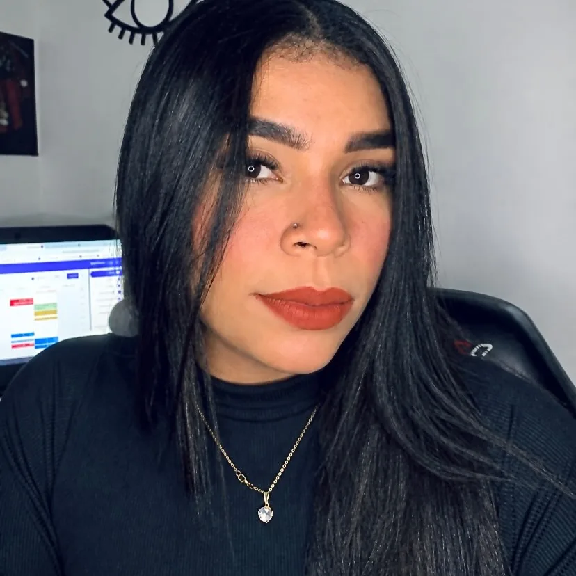 Retrato da Kakau, de cabelo preto liso, batom vermelho e blusa preta